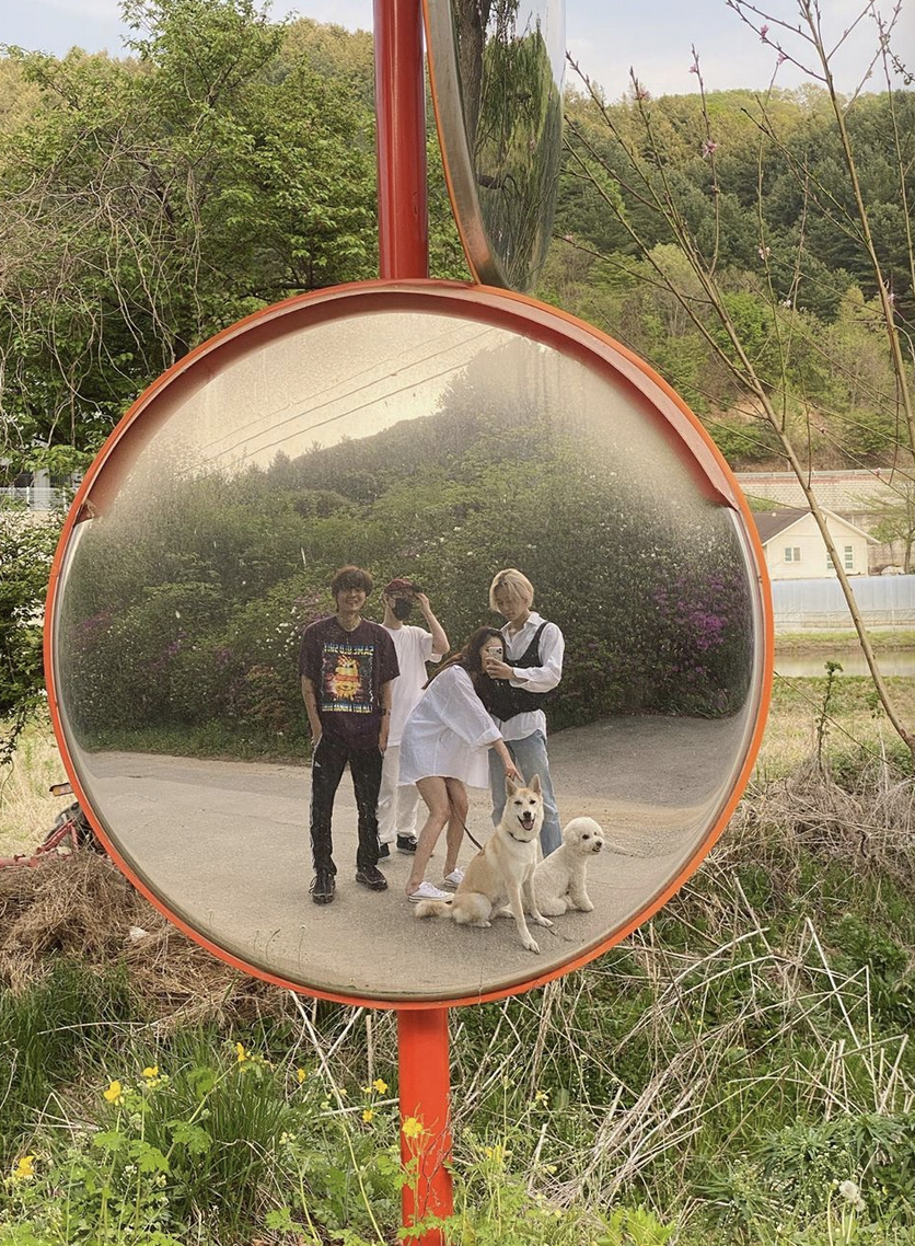 组图：泫雅夏日清凉出游心情佳 穿性感连体短裤秀美背长腿