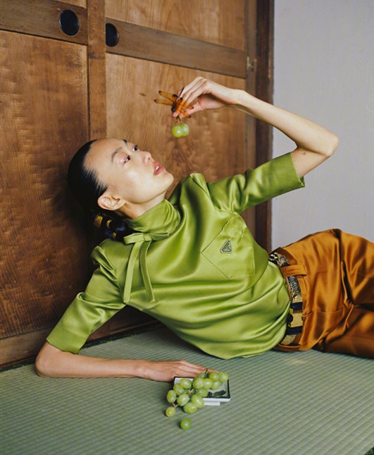 组图:秦舒培最新大片瘦成皮包骨 露光亮额头超高发际线暴露