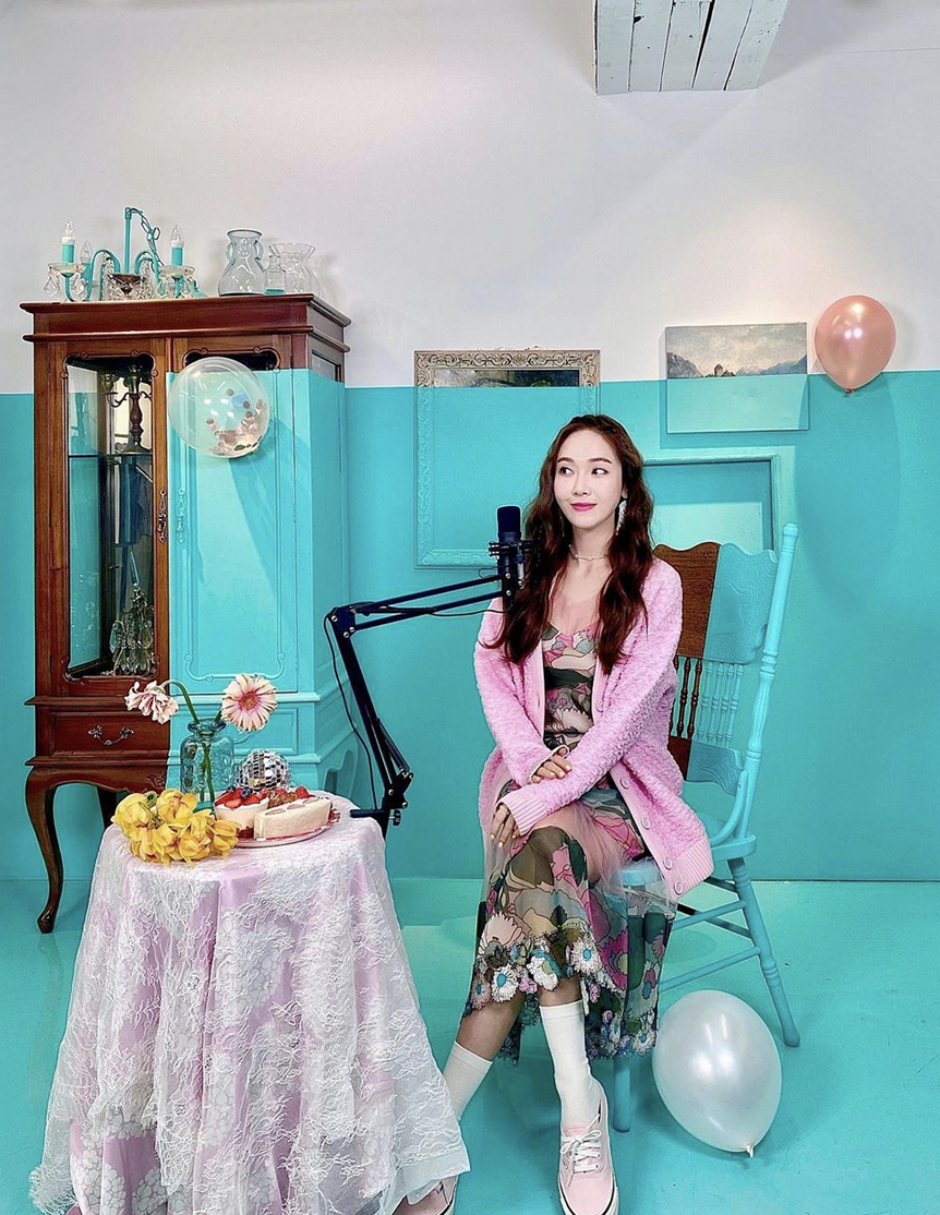组图：Jessica庆生戴mini蛋糕帽 穿花边领格子衫甜笑捂脸