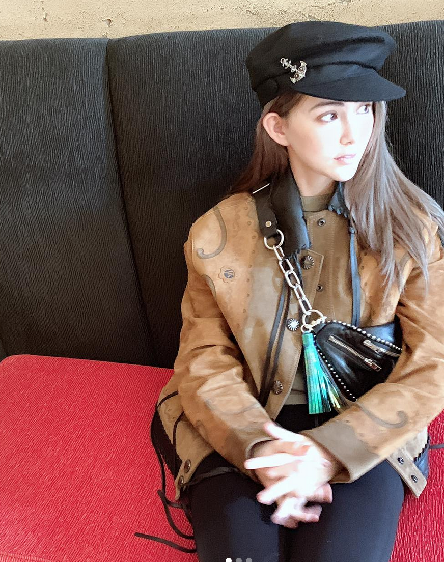 组图:昆凌戴报童帽自拍电眼迷人 身穿复古夹克俏皮甜笑