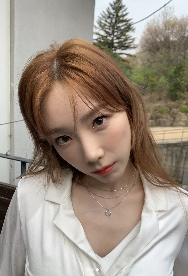 組圖：泰妍出遊陽光明媚心情佳 托腮閉眼笑少女感十足