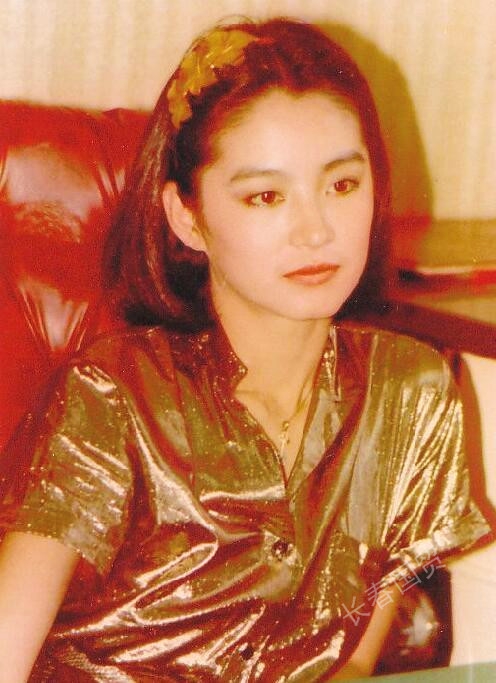 组图:林青霞45年前清纯旧照曝光 精致甜美文静可人