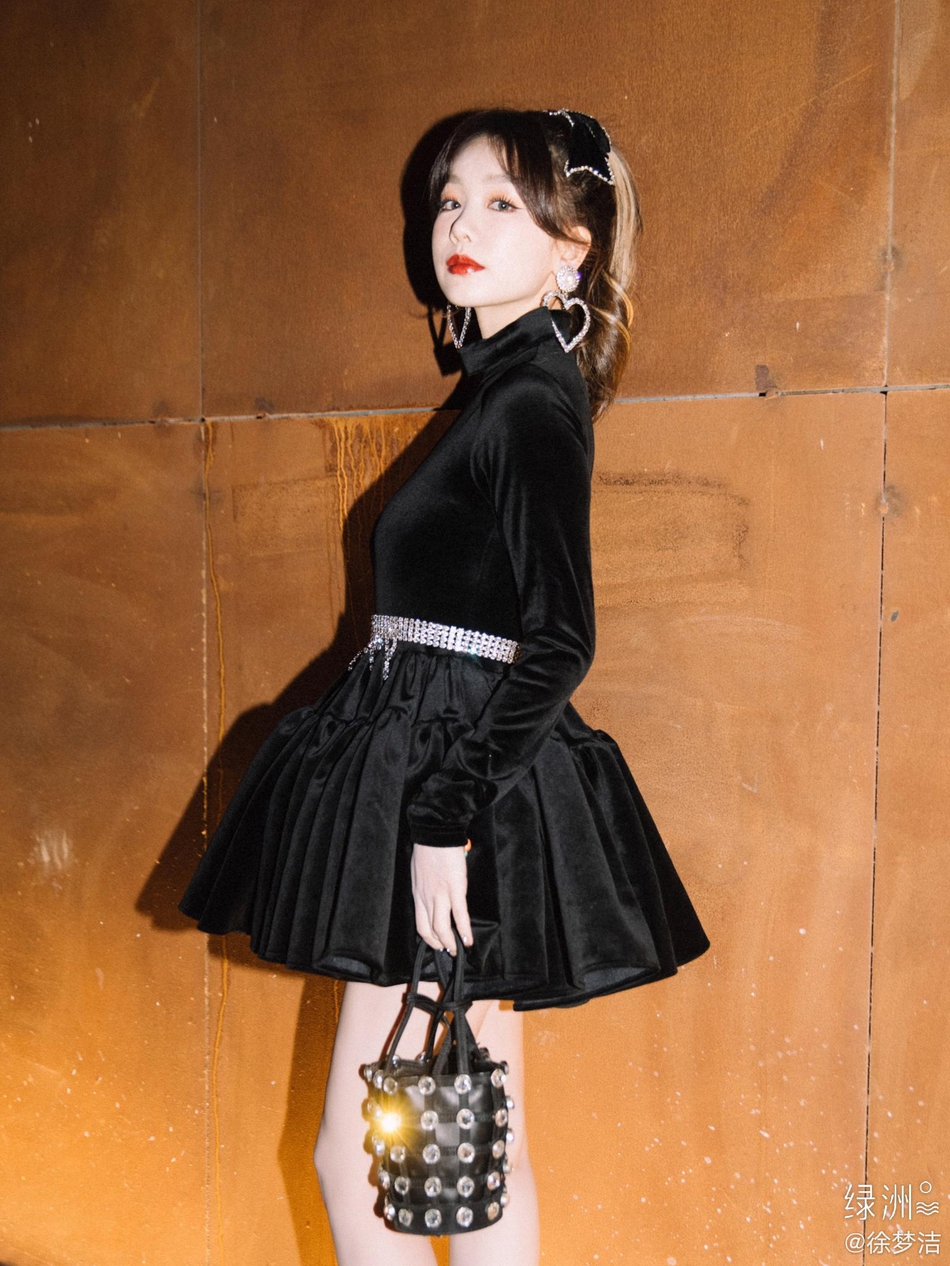 组图:徐梦洁穿复古黑裙秀迷人锁骨 戴水晶头饰化身精致小公主