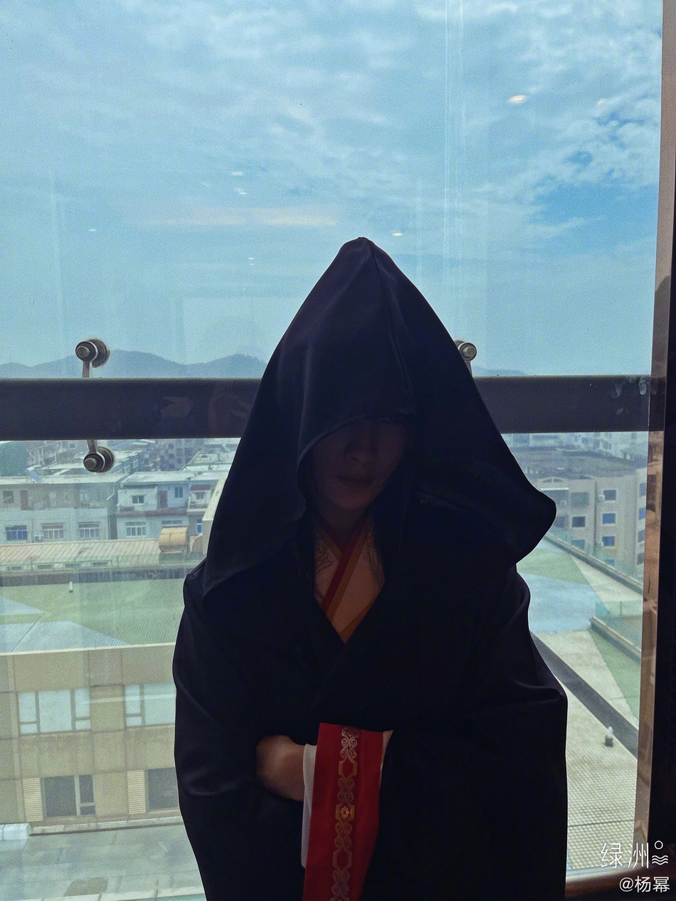 组图:杨幂绿洲晒暗黑风造型美照 黑袍红唇披风遮面神秘撩人