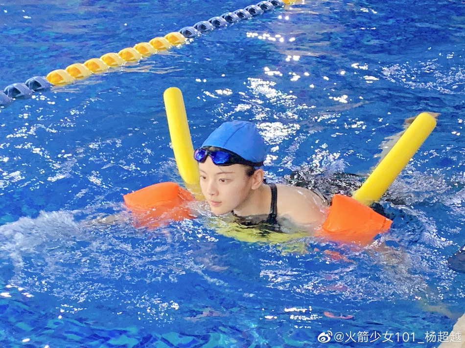 组图:杨超越素颜游泳自侃"划了半天还在原地" 绑带泳衣秀美背_高清