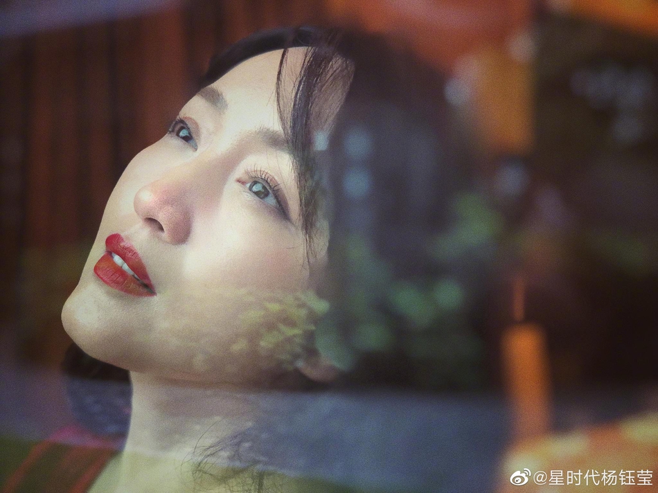 组图:杨钰莹红色露肩裙搭配红唇妆容 眉眼温柔化身江南女子