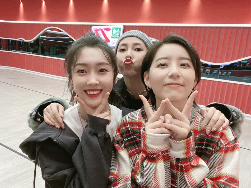 组图:宣璐晒姐姐们后台比耶合照 笑容甜美气氛和睦感情好_高清图集