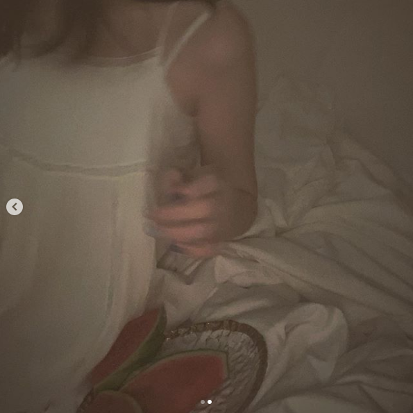 组图：李嫣披长发加狗狗吐舌滤镜卖萌 穿丝质睡衣抱兔子玩偶