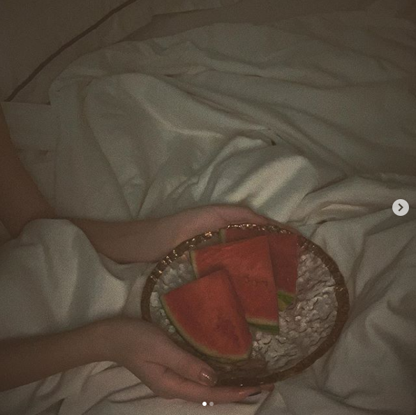 组图：李嫣披长发加狗狗吐舌滤镜卖萌 穿丝质睡衣抱兔子玩偶
