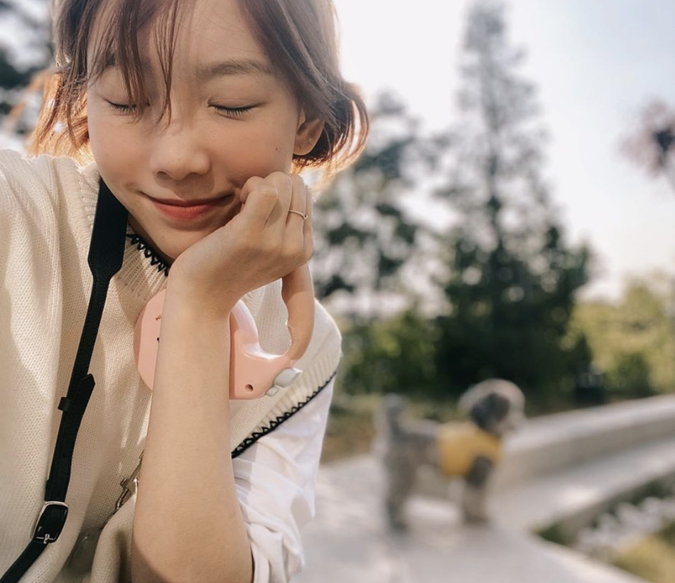 組圖：泰妍出遊陽光明媚心情佳 托腮閉眼笑少女感十足