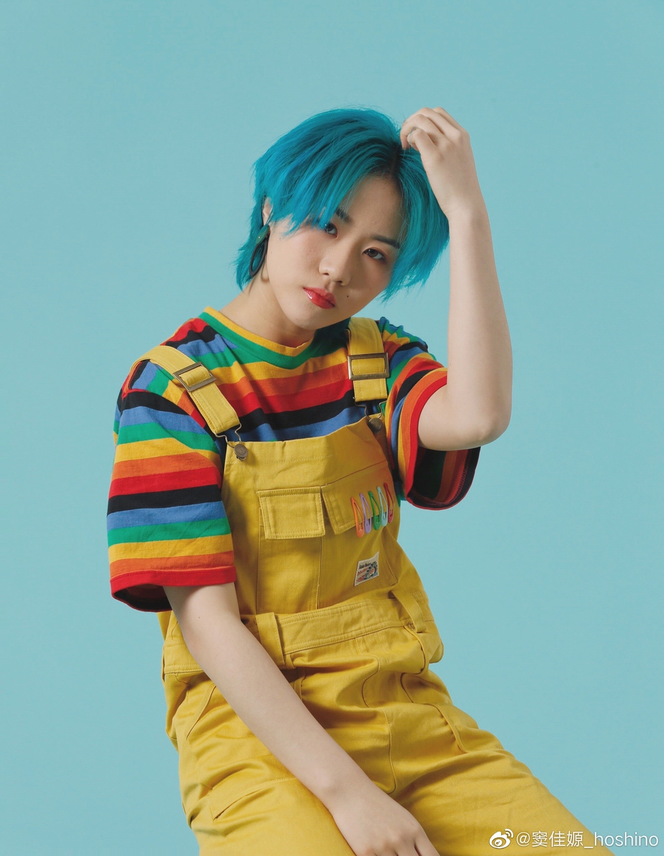 组图:窦唯二女儿窦佳嫄晒高清写真 一头蓝发配背带