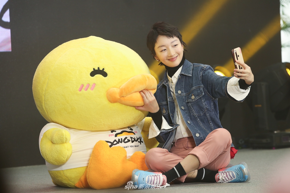 组图:周冬雨庆生与小黄鸭合体玩自拍 "迷之角度"表情搞怪_高清图集