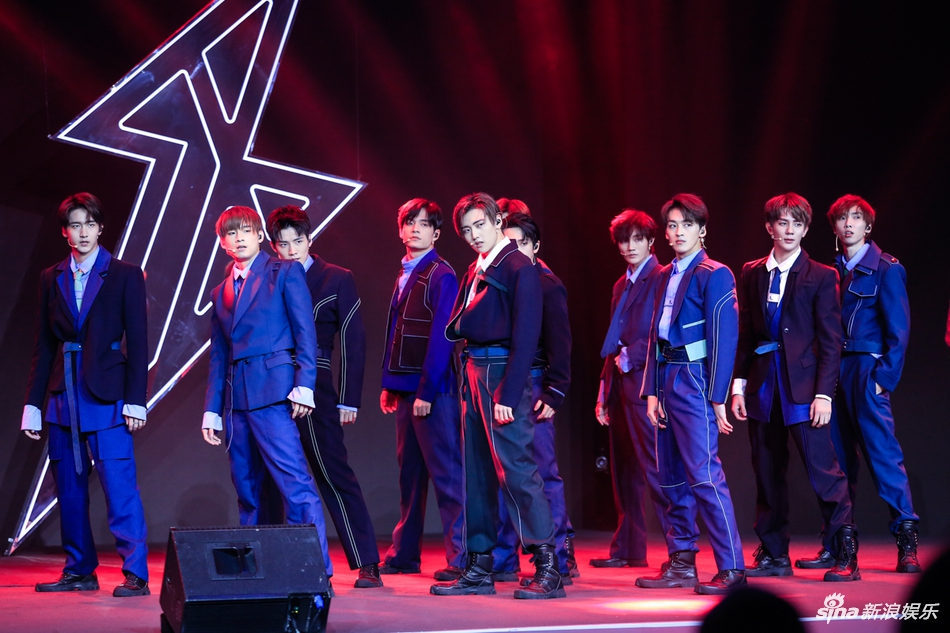 组图:r1se组合亮相成团首张ep发布会 全员穿蓝色制服首唱新歌