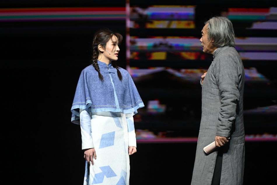 组图:张可盈《正阳书局》话剧首演 一人饰两角演绎不同人生经历
