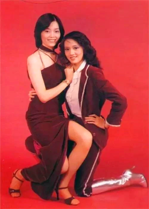 组图:梅艳芳与姐姐梅爱芳旧照曝光 姐妹花从小一起登台演出