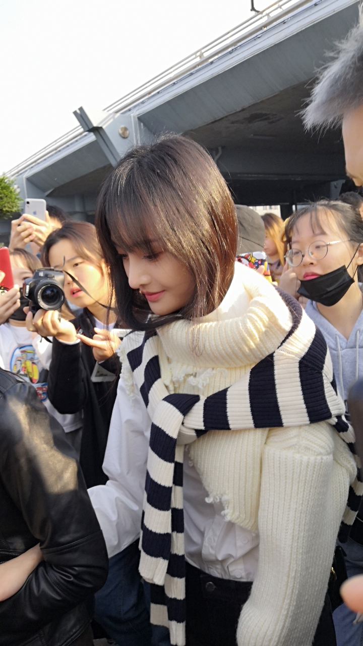 组图:郑爽机场近距离抓拍生图曝光 皮肤白皙细腻状态好_高清图集_新浪