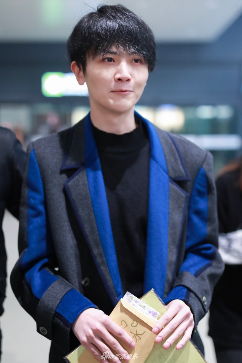 组图:《庆余年》"二皇子"刘端端现身机场 风衣敞穿刘海呆萌