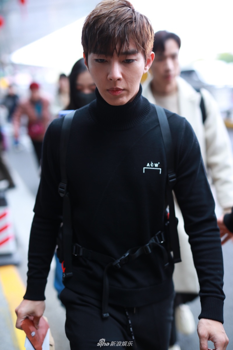 组图:炎亚纶穿高领毛衣现身机场 遭围拍出声打手势维持秩序