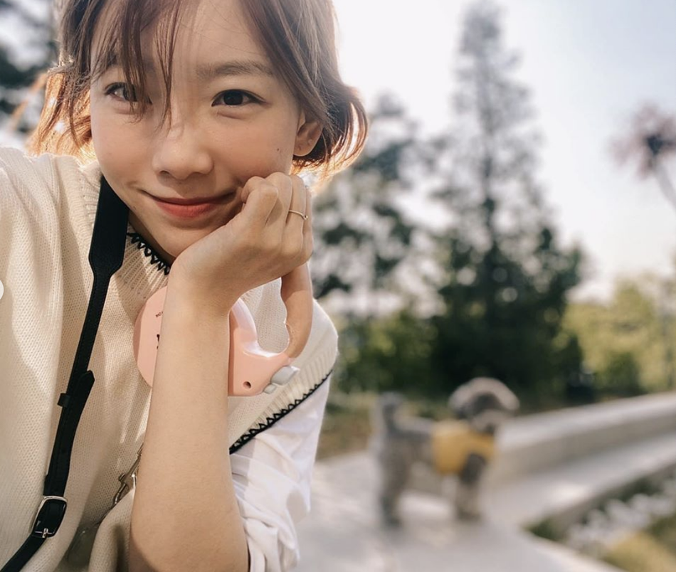 組圖：泰妍出遊陽光明媚心情佳 托腮閉眼笑少女感十足
