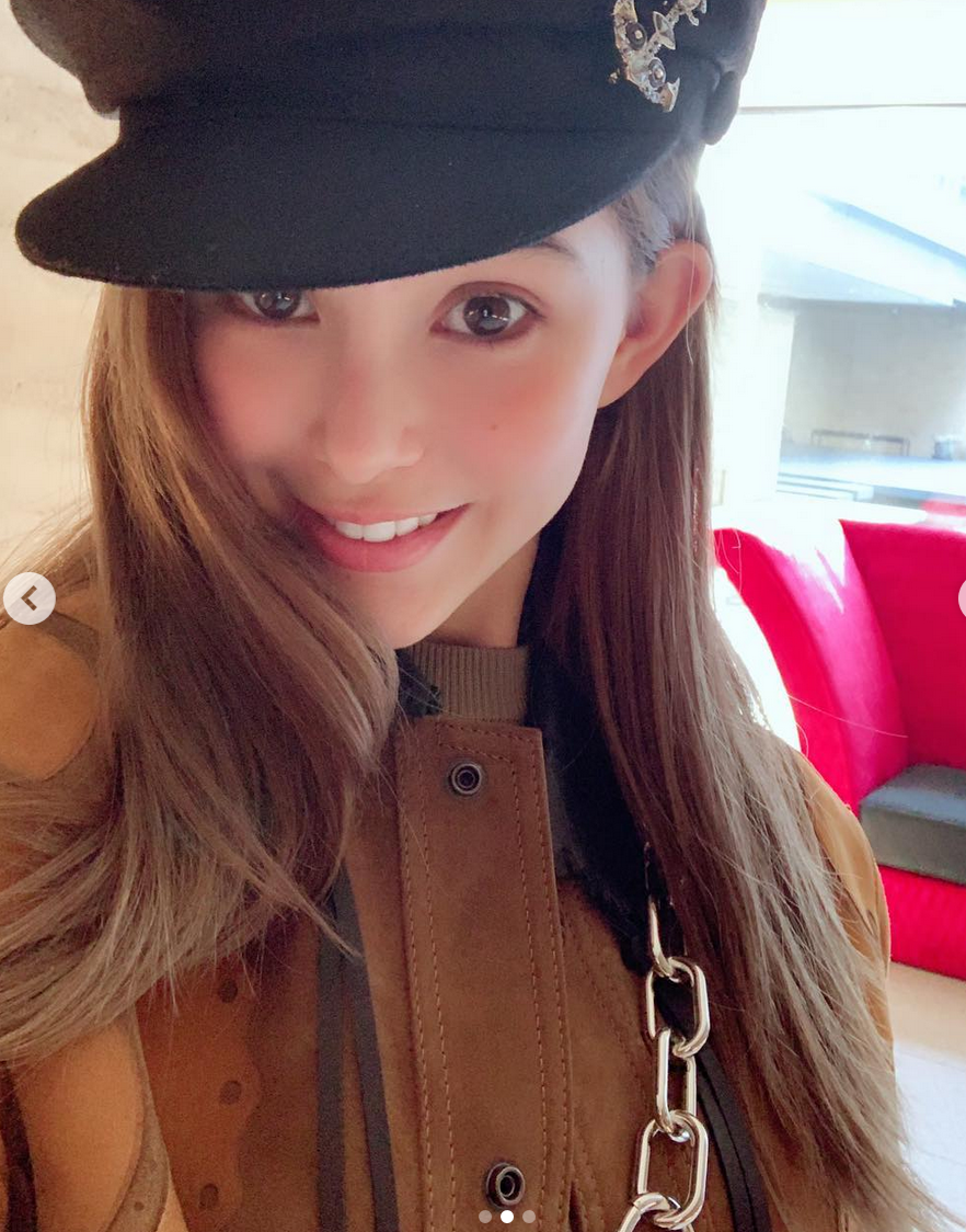 组图昆凌戴报童帽自拍电眼迷人身穿复古夹克俏皮甜笑