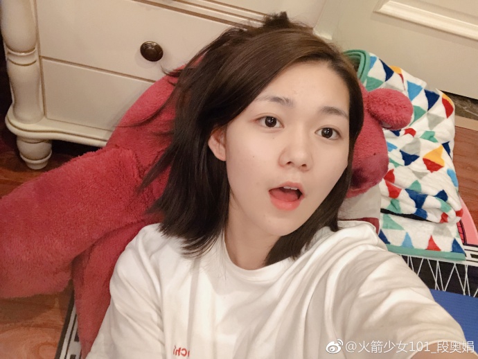 组图:火箭少女段奥娟素颜玩自拍 俏皮嘟嘴做鬼脸甜美可爱