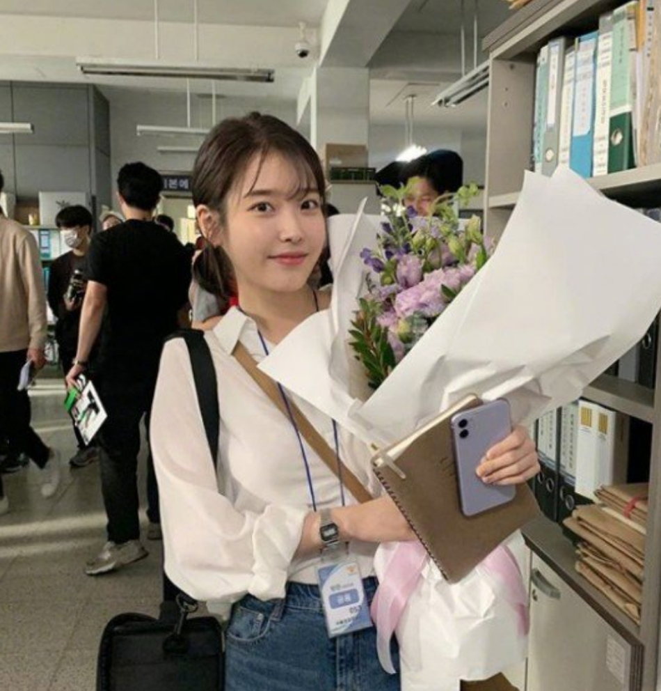 組圖：IU片場過生日收大捧鮮花 穿清爽白襯衫牛仔褲溫柔淺笑