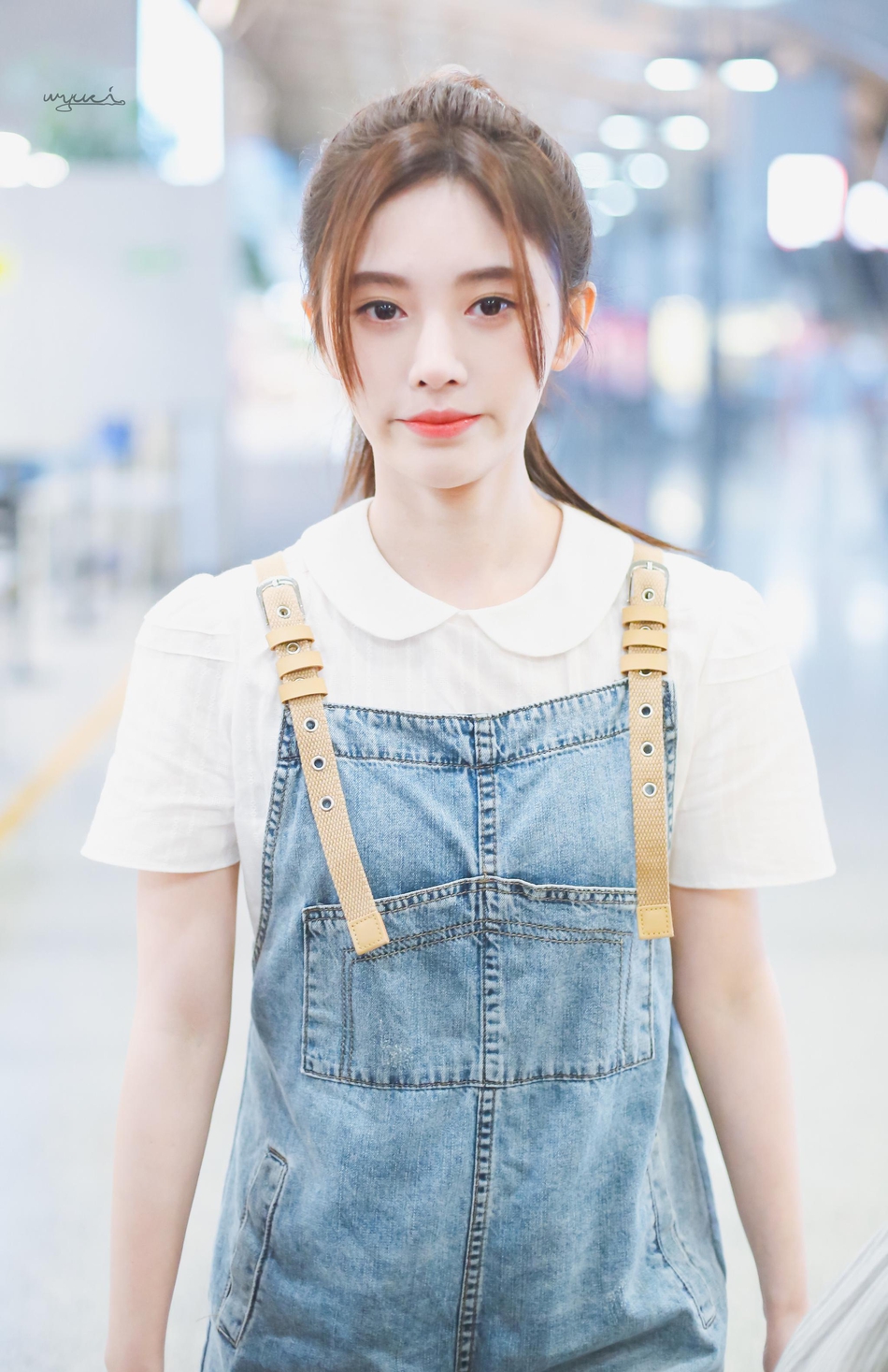 组图:鞠婧祎高马尾造型现身机场 穿牛仔背带裤娇小可爱