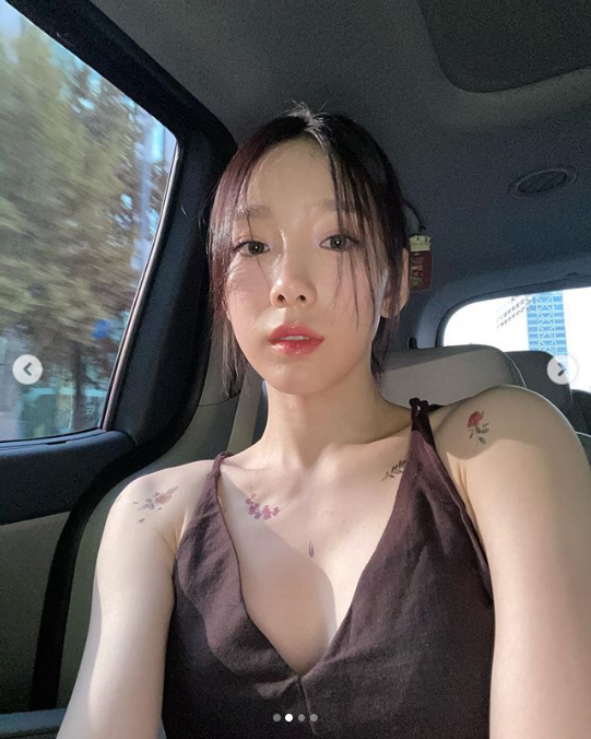 组图:泰妍晒最新美照 玫瑰纹身配黑色深v吊带性感妩媚_高清图集_新浪
