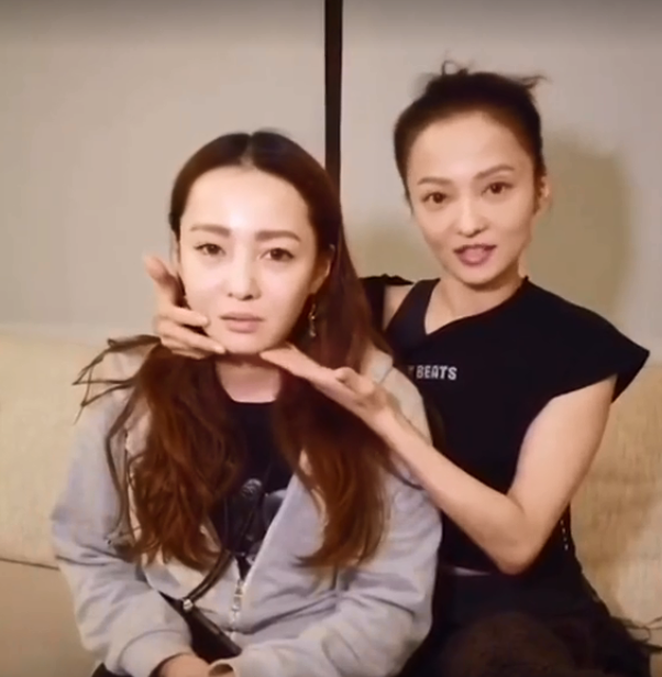 组图:张韶涵对亲妹揉脸发出魔性笑声 张韶轩吓得花容失色