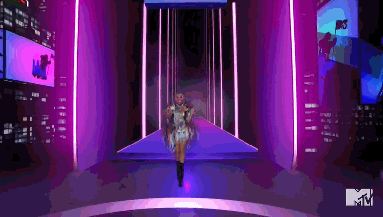 组图：VMA颁奖礼GagaA妹面罩造型首演新歌 麦莉亮片黑裙秀曲线