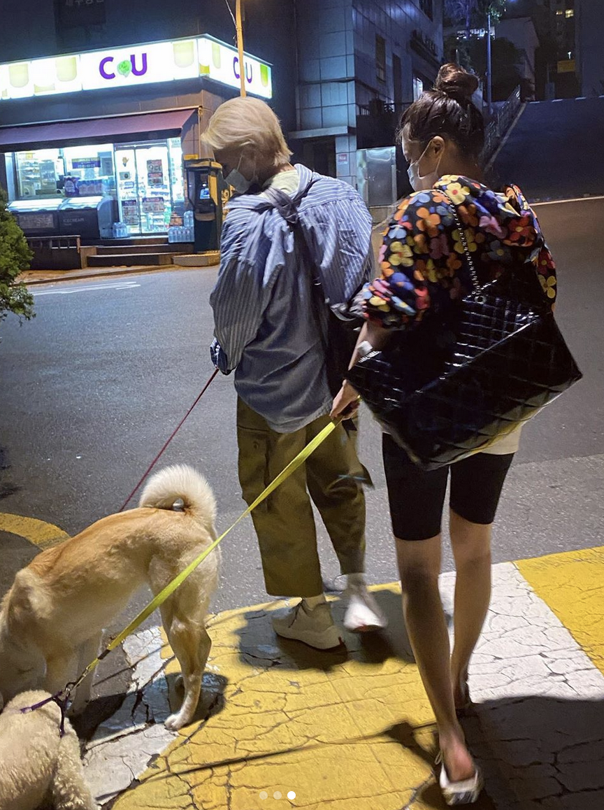 組圖：泫雅半踩帆布鞋遛狗隨性悠閒 扎丸子頭穿健美褲秀美腿