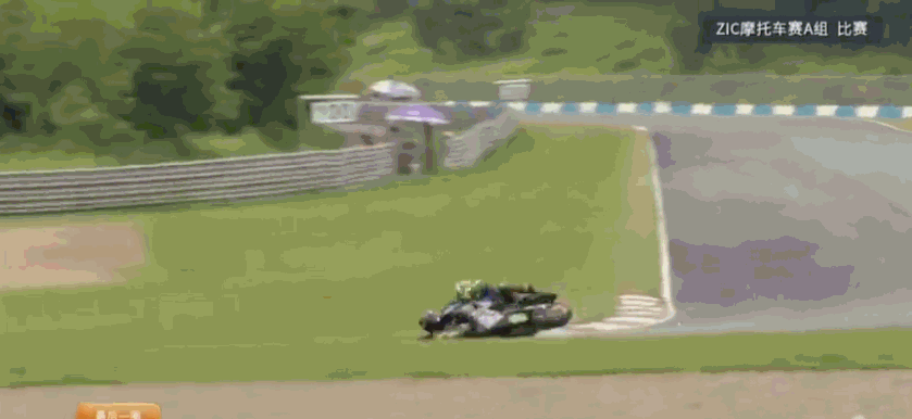 组图：王一博摩托车赛被后车带翻 倒地翻滚一圈后爬起错失第二