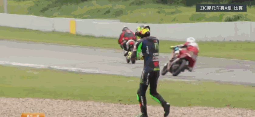 组图：王一博摩托车赛被后车带翻 倒地翻滚一圈后爬起错失第二
