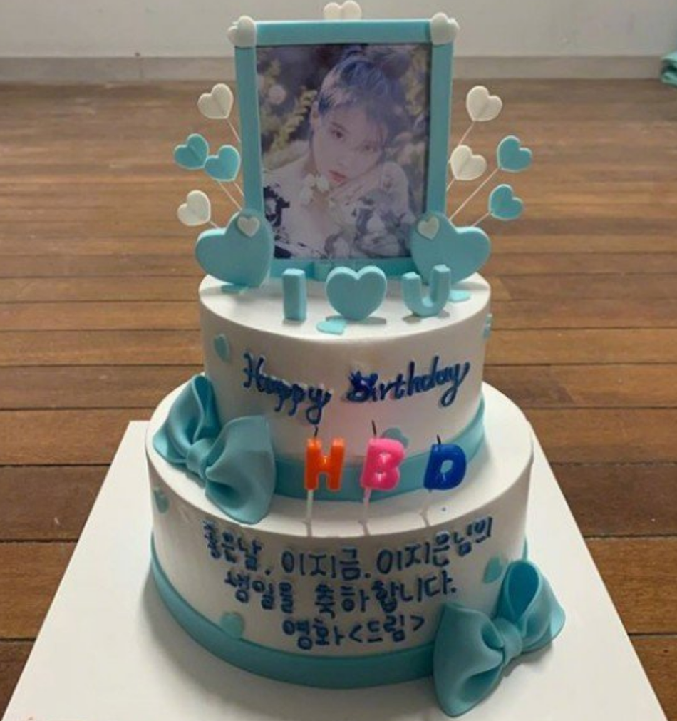 組圖：IU片場過生日收大捧鮮花 穿清爽白襯衫牛仔褲溫柔淺笑
