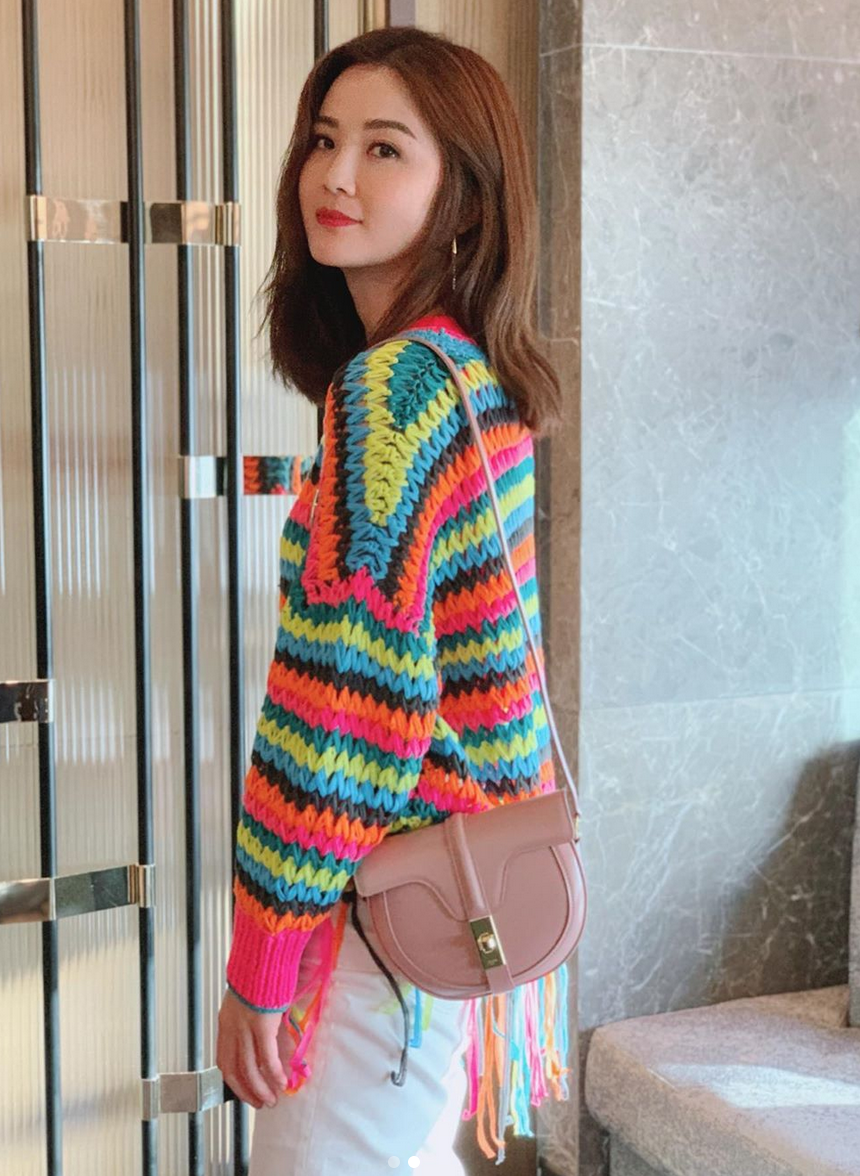 组图:蔡卓妍穿彩虹毛衣玩反季时尚 戴星星耳环甜笑少女感足