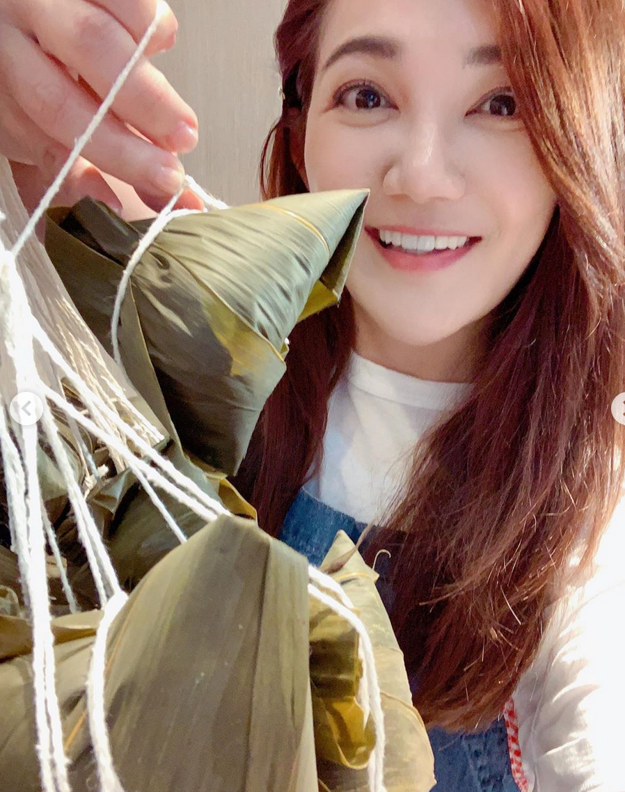 48 3 / 6 6月21日,梁静茹在社交平台晒出一组与好友一起包粽子的照片