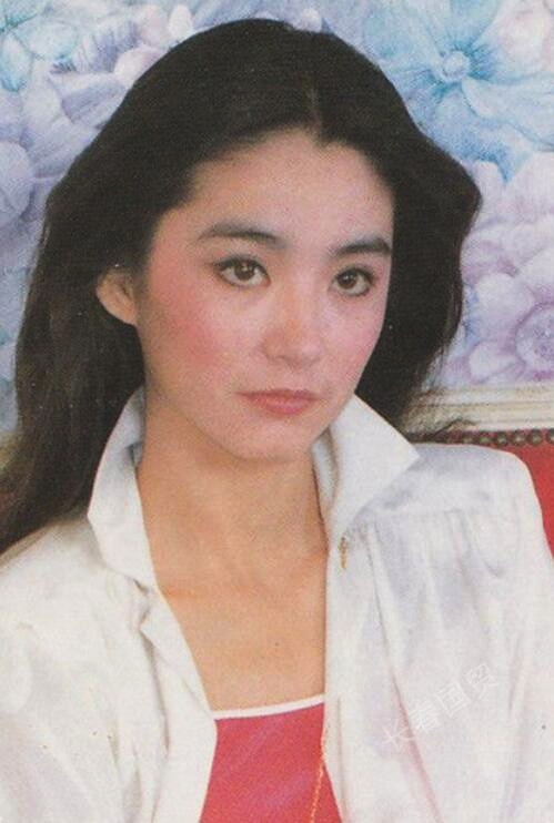 组图:林青霞45年前清纯旧照曝光 精致甜美文静可人
