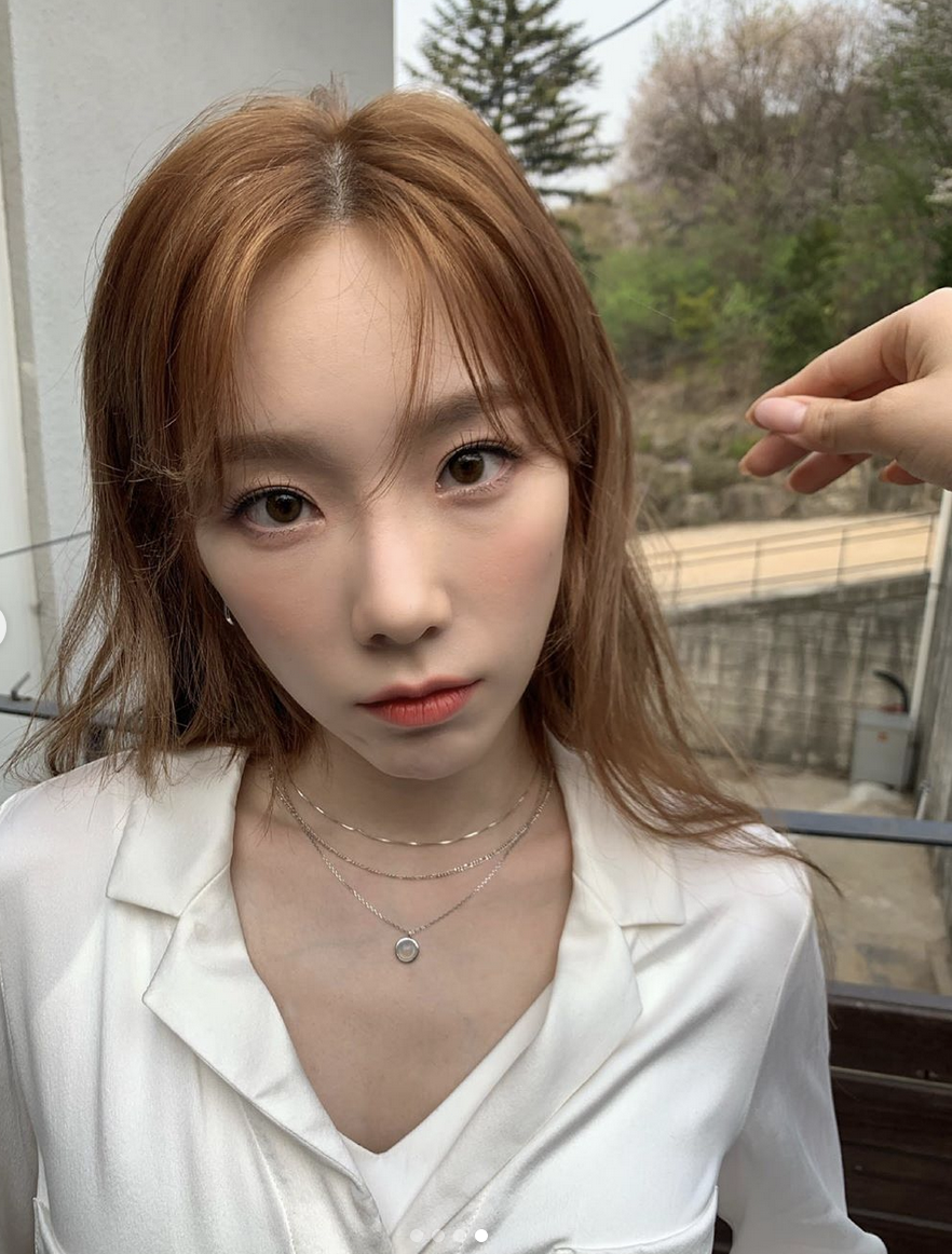 組圖：泰妍出遊陽光明媚心情佳 托腮閉眼笑少女感十足