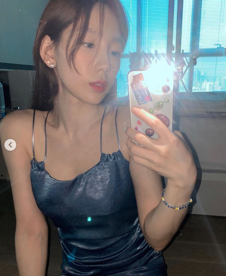 組圖：泰妍曬自拍發絲微亂慵懶迷人 穿清涼吊帶裙秀香肩鎖骨