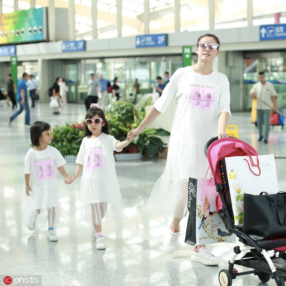 组图:刘畊宏一家四口亲子装现身 小泡芙穿"公主装"萌化了