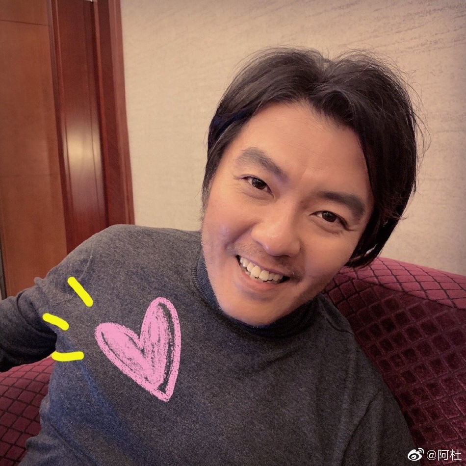 阿杜在微博也晒出多组近照,已经46岁的他鬓角生出些许白发,与粉丝合影