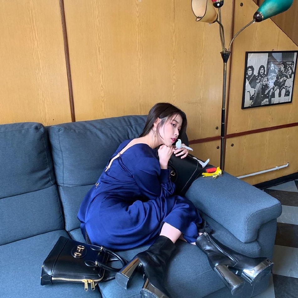 组图：IU最新杂志写真曝光化身森系少女 风格百变可盐可甜