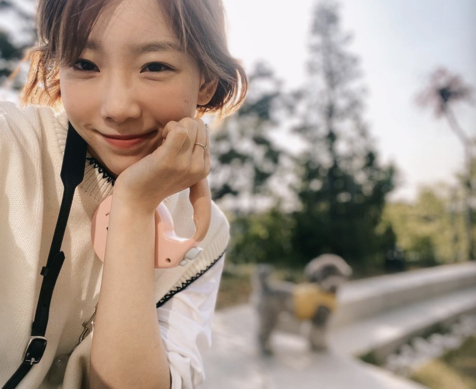 組圖：泰妍出遊陽光明媚心情佳 托腮閉眼笑少女感十足