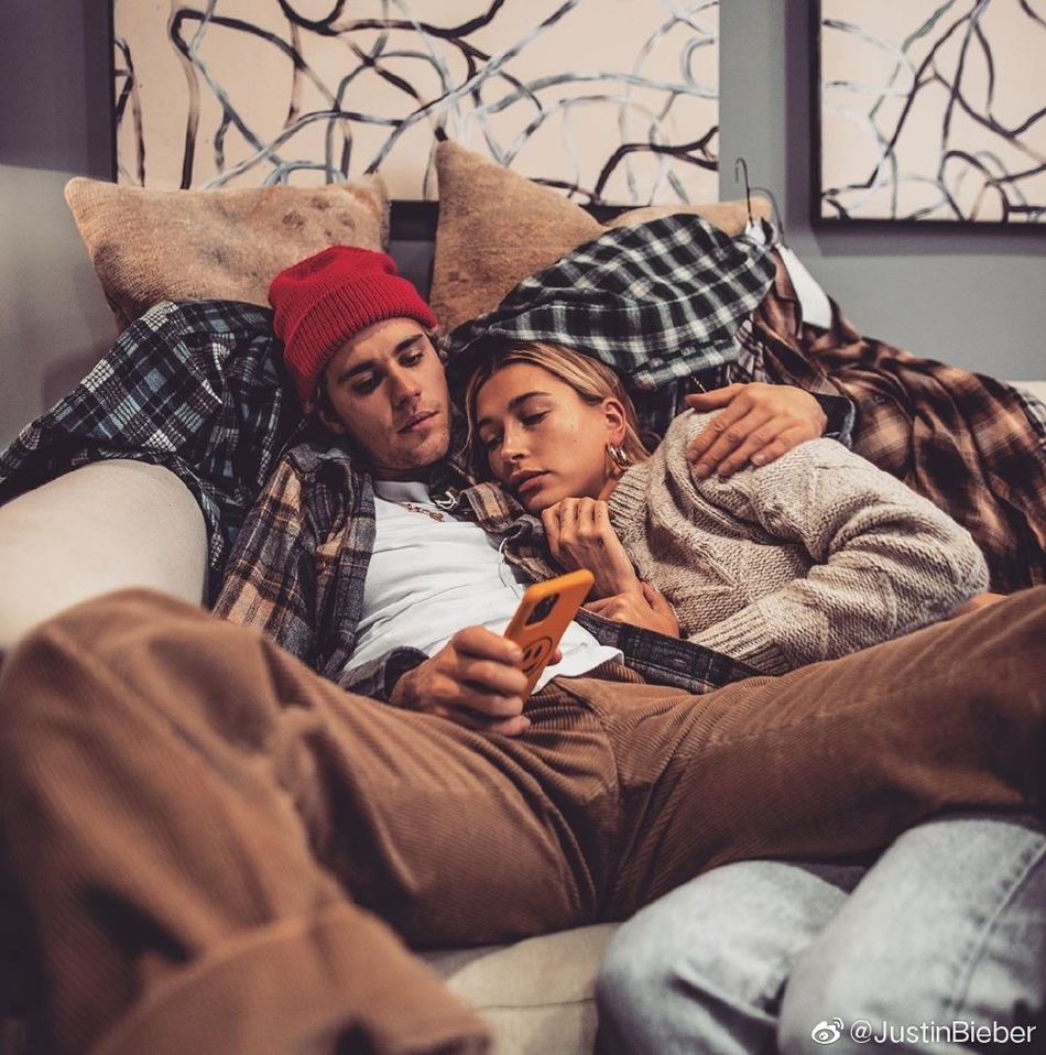 比伯晒与海莉合照 两人躺沙发上大撒狗粮_高清图集_新浪网