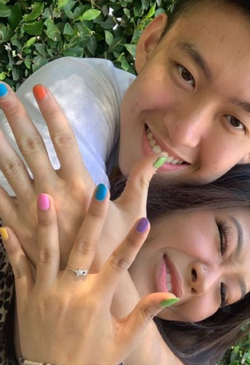 组图:rich brian公开恋情晒与女友合影 亲密相拥灿笑秀恩爱