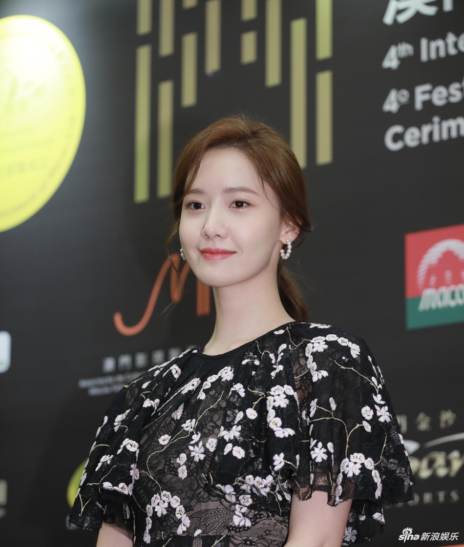 林允儿穿碎花洋裙清爽亮相澳门