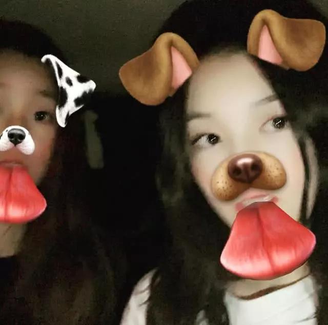 组图：李嫣披长发加狗狗吐舌滤镜卖萌 穿丝质睡衣抱兔子玩偶