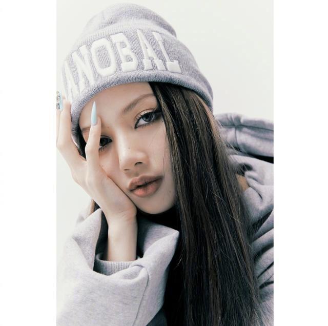 組圖：Lisa煙燻妝寫真曝光 下衣失蹤+毛線帽時尚火辣