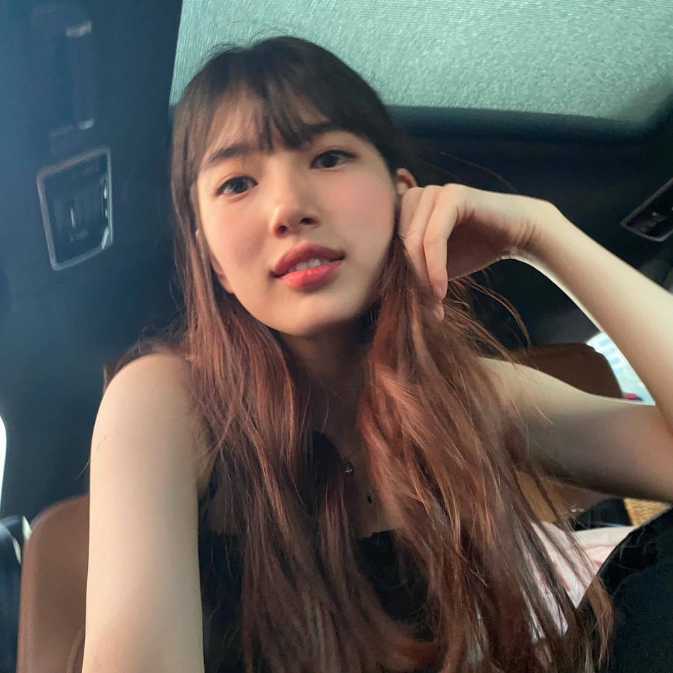 組圖：裴秀智曬自拍秀雪白香肩 捲髮披肩嘴角微翹性感可愛兼具