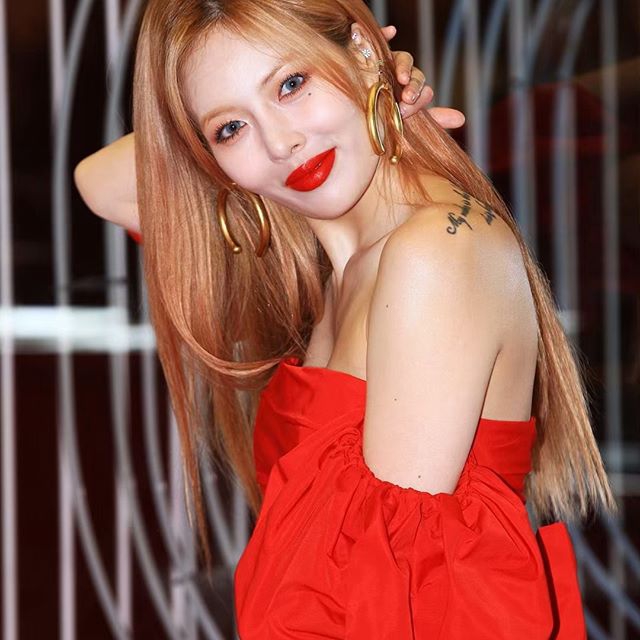 组图:泫雅穿一字领抹胸红裙出席活动 微露事业线冲镜头俏皮比心